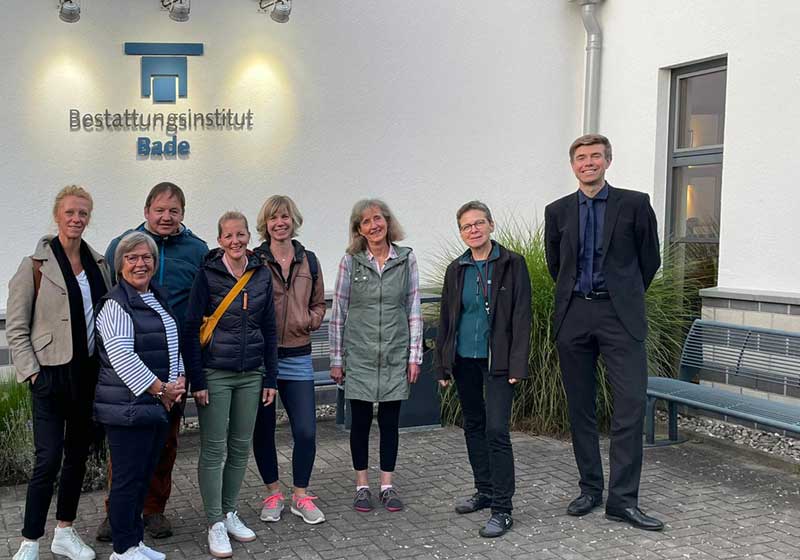 Hospizgruppe Wedel zu Besuch beim Bestattungsinstitut Bade